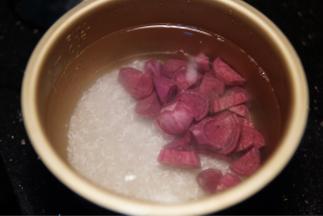 放入切好的紫薯