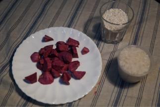 紫薯削皮切块备用