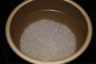 放入适量饮用水