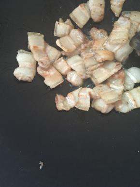 煎至有点微黄，煎出的油装起