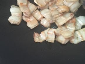 煎至有点微黄，煎出的油装起