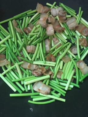 放入蒜苔翻炒几下，盖上盖子煮一会