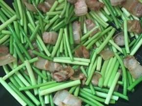 放入蒜苔翻炒几下，盖上盖子煮一会