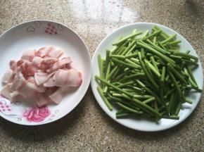 把五花肉切片，蒜苔冼净切段