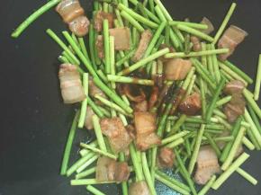 放入蚝油、盐、酱油翻炒片刻即可