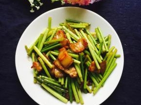 蒜苔炒至有点干比较好吃