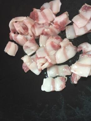 锅里放少许油，放入五花肉煎出油