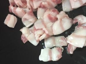 锅里放少许油，放入五花肉煎出油