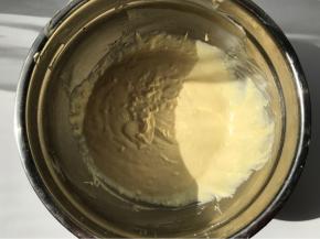 加入蛋黄、淡奶油、牛奶、玉米淀粉翻拌均匀。