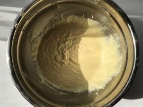 加入蛋黄、淡奶油、牛奶、玉米淀粉翻拌均匀。