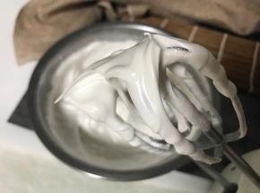 蛋白分三次加糖打发至湿性发泡，即提起打蛋头有大弯钩。