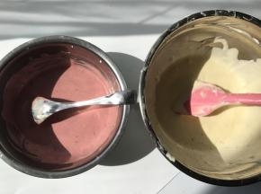 将拌好的面糊分成两份，其中一份加入红曲粉拌匀。