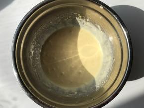 奶油奶酪隔水溶化。