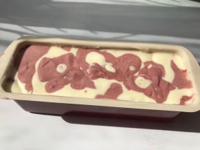 交替地倒入模具中。