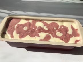 交替地倒入模具中。