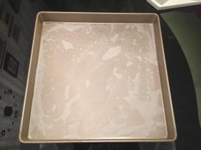 载剪一张和28x28的金盘大小的油纸（油布），底部刷少许油，将油纸放入烤盘内，抹平