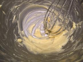 黄油加糖粉稍稍拌匀