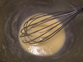 分次加入室温的蛋清，拌匀