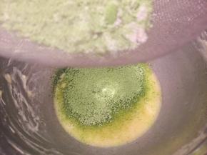 筛入低粉和抺茶粉的混合物