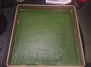 将抹茶蛋糕糊借用刮刀抹平在金盘内