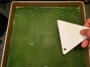 拿一块锯齿刮刀，在抹茶蛋糕糊上画好波浪纹，冰箱冷藏备用