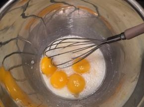 制作蛋糕胚：油和牛奶混合乳化，磕入蛋黄