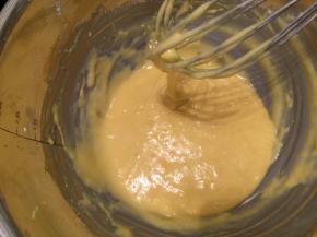 筛入低粉，＂Z＂字形拌至无干粉