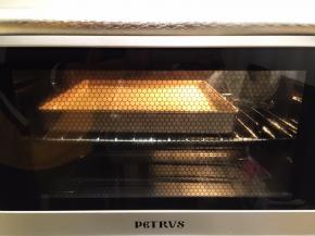 烤箱预热150度，上下火中层30－35分钟