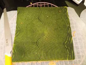 出炉轻震几下后倒扣放至微热，面包刀切除不规则边缘