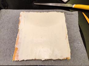 淡奶油加糖打发至七、八成，抺在蛋糕正面