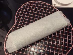 利用擀面杖卷起，冰箱冷藏2小时以上