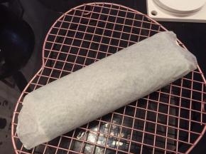 利用擀面杖卷起，冰箱冷藏2小时以上