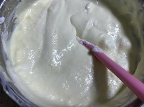 蛋白分次加入奶酪糊里，采用翻拌的手法。