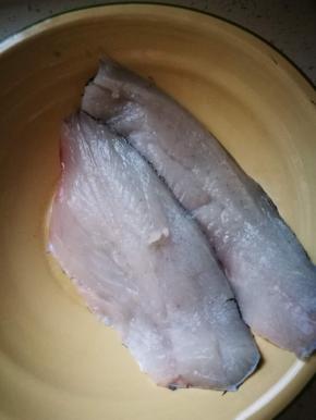 新鲜鲈鱼一条，取正反两片鱼肉，我自己片的，刀锋利就觉得很容易