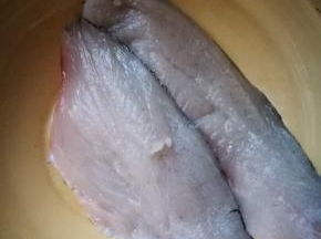 新鲜鲈鱼一条，取正反两片鱼肉，我自己片的，刀锋利就觉得很容易