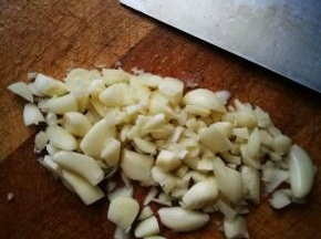 我剁了一个半大蒜坨，准备做蒜蓉，多给些好吃，而且去腥。我用的是今年的新蒜，没有老蒜那么辣口。建议用新蒜，或者是腌过的老蒜泥。