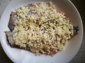 将蒜蓉均匀的铺在鱼片上，铺满哦