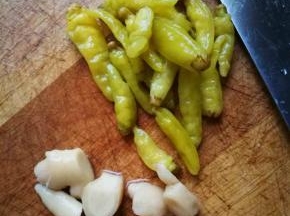 野山椒和泡姜，新鲜生姜也是可以的