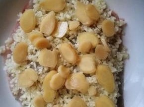 泡姜均匀的铺到鱼片上