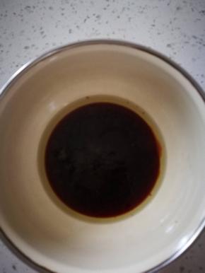 少许橄榄油或其他油，生抽或蒸鱼豉油，适量盐，不要给太多，生抽是咸的，搅拌均匀