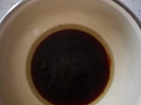 少许橄榄油或其他油，生抽或蒸鱼豉油，适量盐，不要给太多，生抽是咸的，搅拌均匀