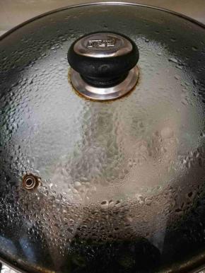 锅里坐水烧开，放入盘子，大火蒸10分钟