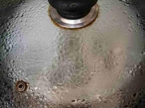 锅里坐水烧开，放入盘子，大火蒸10分钟