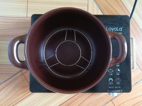 在砂锅里垫一个三脚架