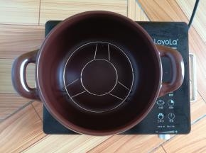 在砂锅里垫一个三脚架