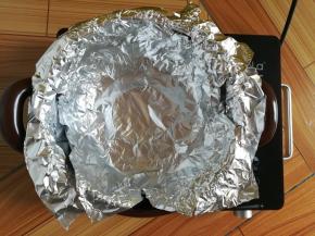 在三脚架上铺上锡纸