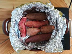 在锡纸上放上红薯