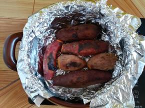 烤够30分钟后打开盖子给红薯翻面，继续烤30分钟