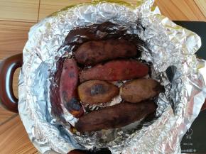 烤熟后关闭火源，用砂锅的余温焖一下红薯更好吃