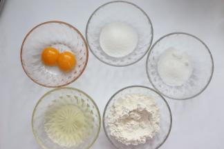 提前把手指饼干的材料准备好